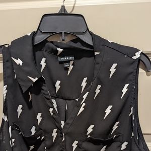 Torrid sleeveless buttondown blouse size 1x black and white lightening bolts